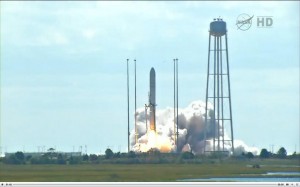 Een screencap van de lancering van de Antares-raket vanaf de tribune van de NASA Wallops-basis.