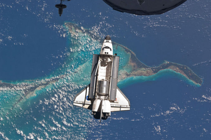 Space Shuttle Atlantis op haar laatste reis naar het ISS, gefotografeerd vanuit het ruimtestation.